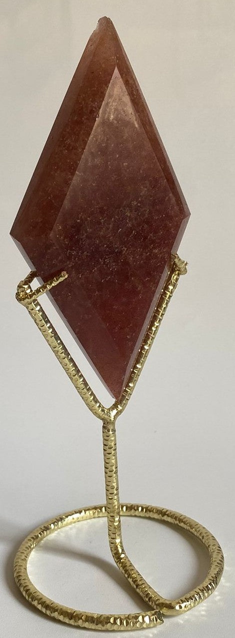 Romb de 9.9cm din cristal de cuart capsuna pe suport metalic cu fundal alb
