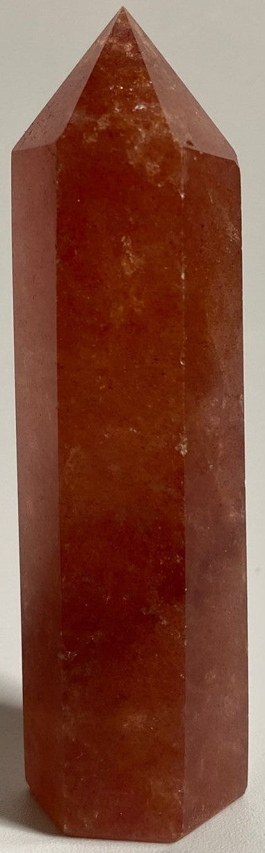 Obelisc din mineral de cuart capsuna rosu pe fundal alb