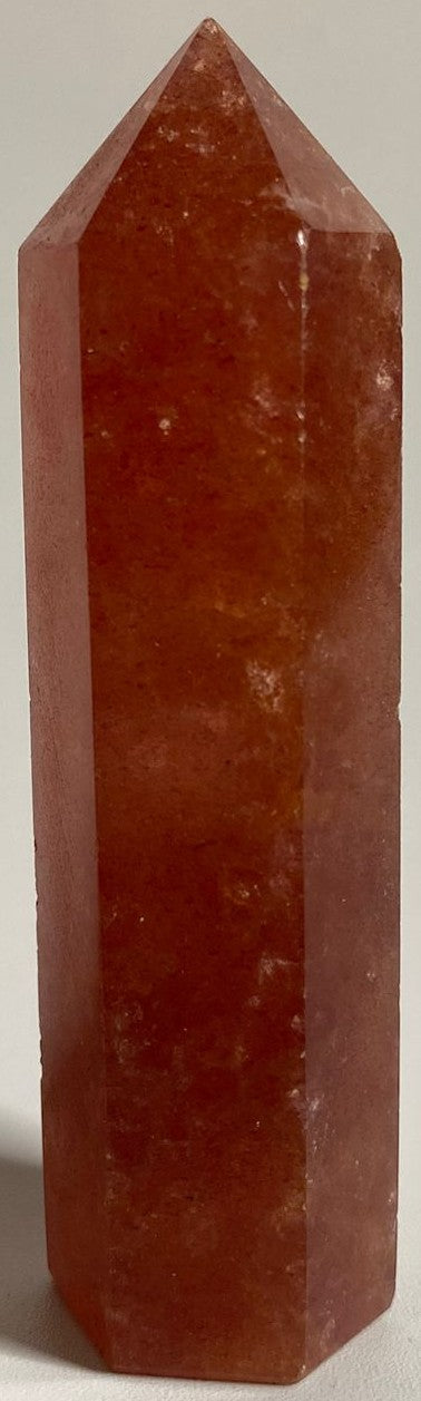 Obelisc de 8.8cm din piatra semipretioasa de cuart capsuna rosu pe fundal alb