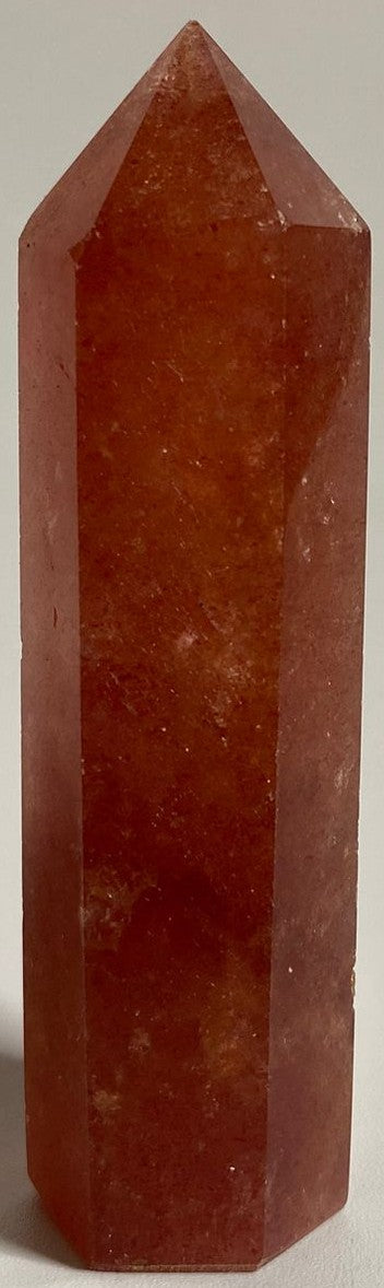 Obelisc de 8.8cm din mineral de cuart capsuna rosu pe fundal alb