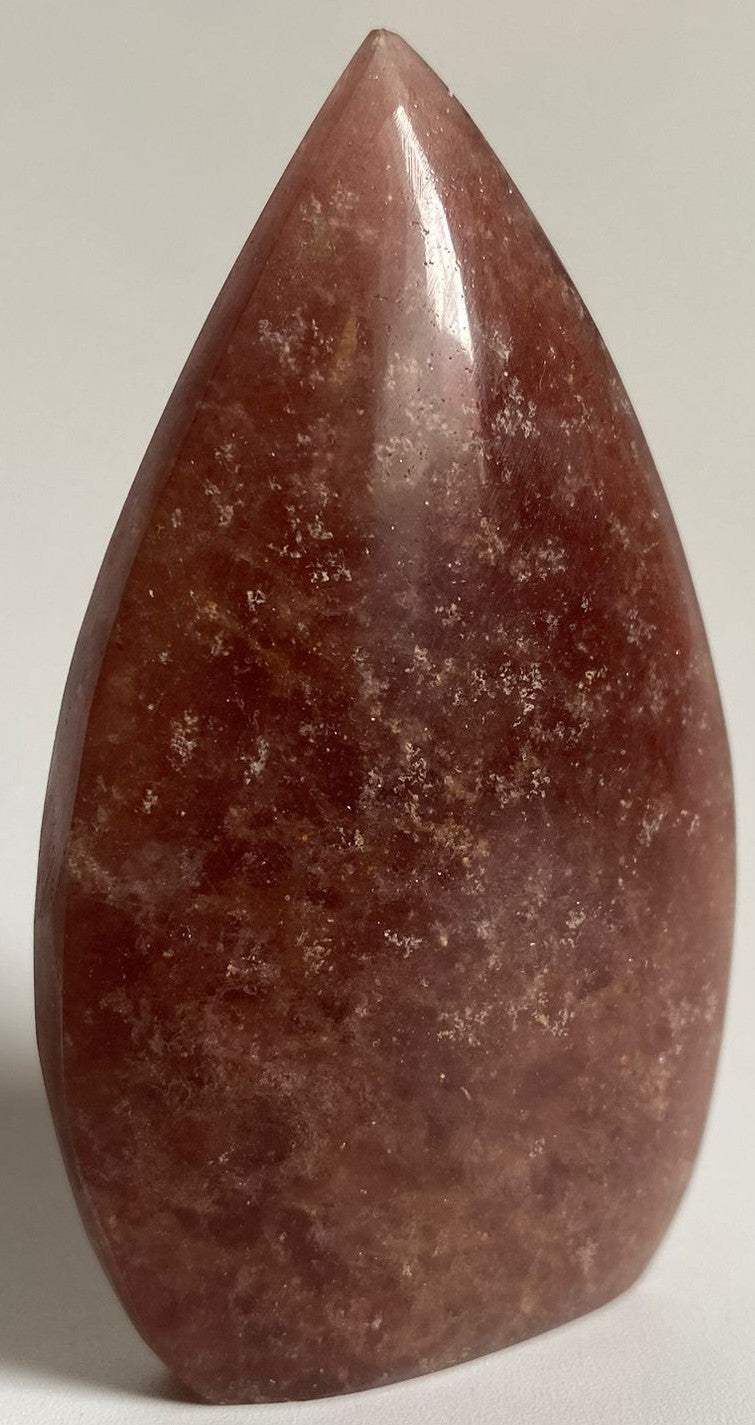Sculptura din Cuart Capsuna roșu de 8.9cm, piatră semiprețioasă naturală