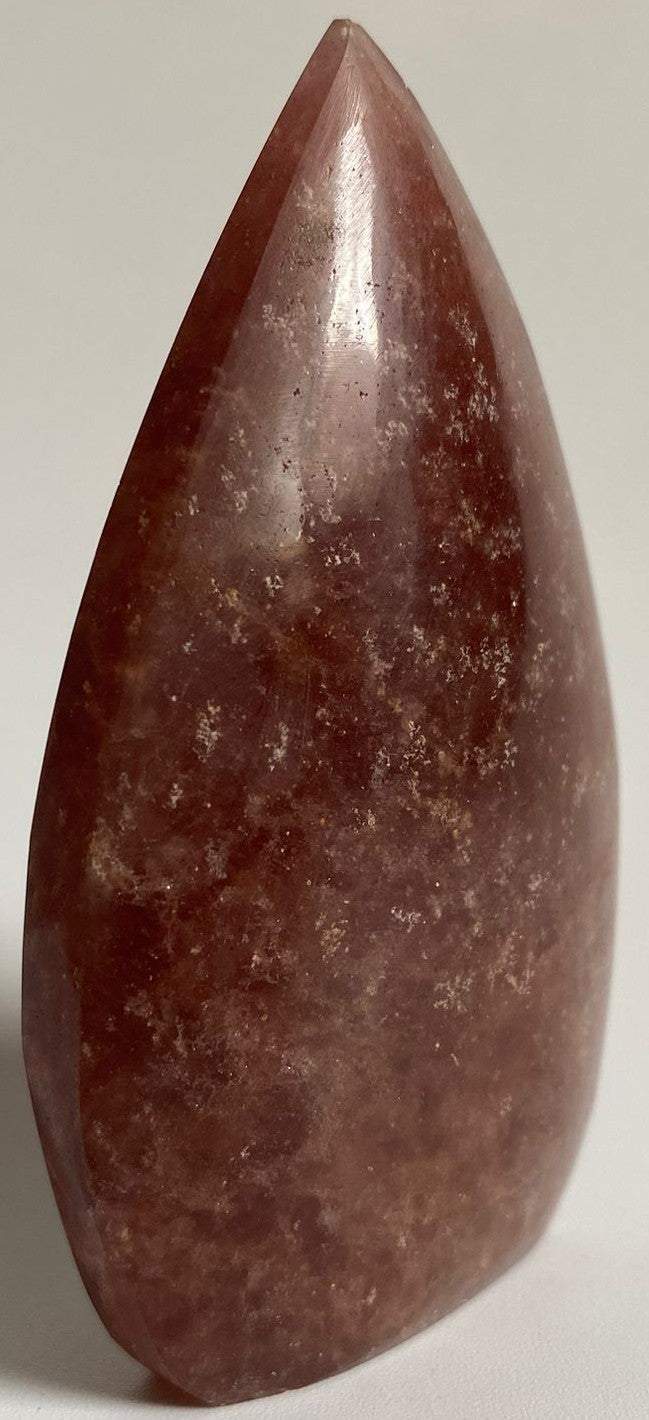 Sculptură din cuart căpșună roșu de 8,9 cm din pietre semiprețioase naturale