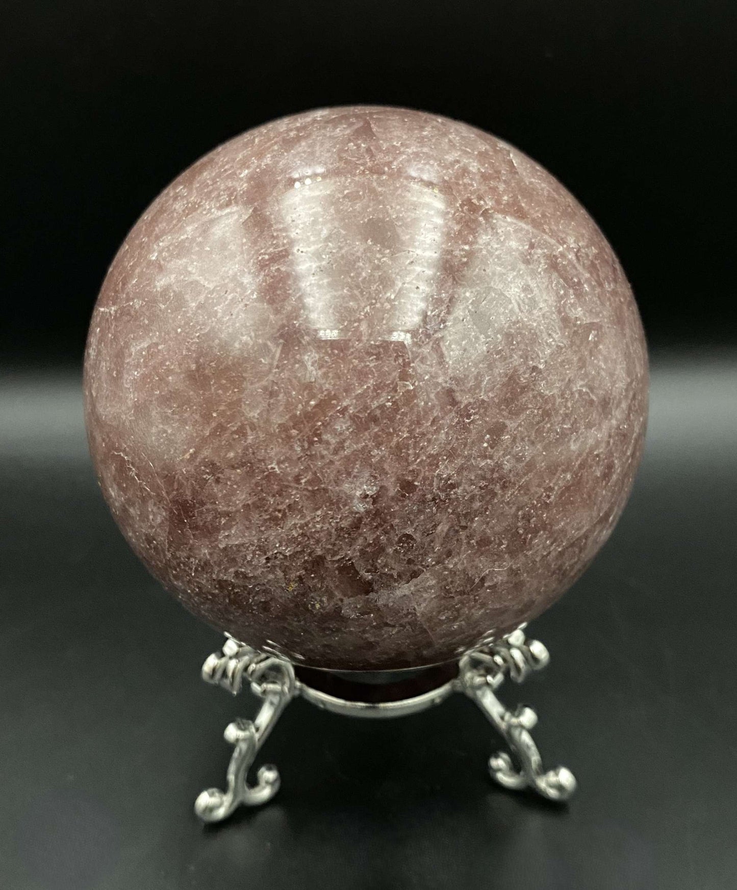 Sfera din cuart capsuna pe suport metalic elegant, piatra semipretioasa naturala