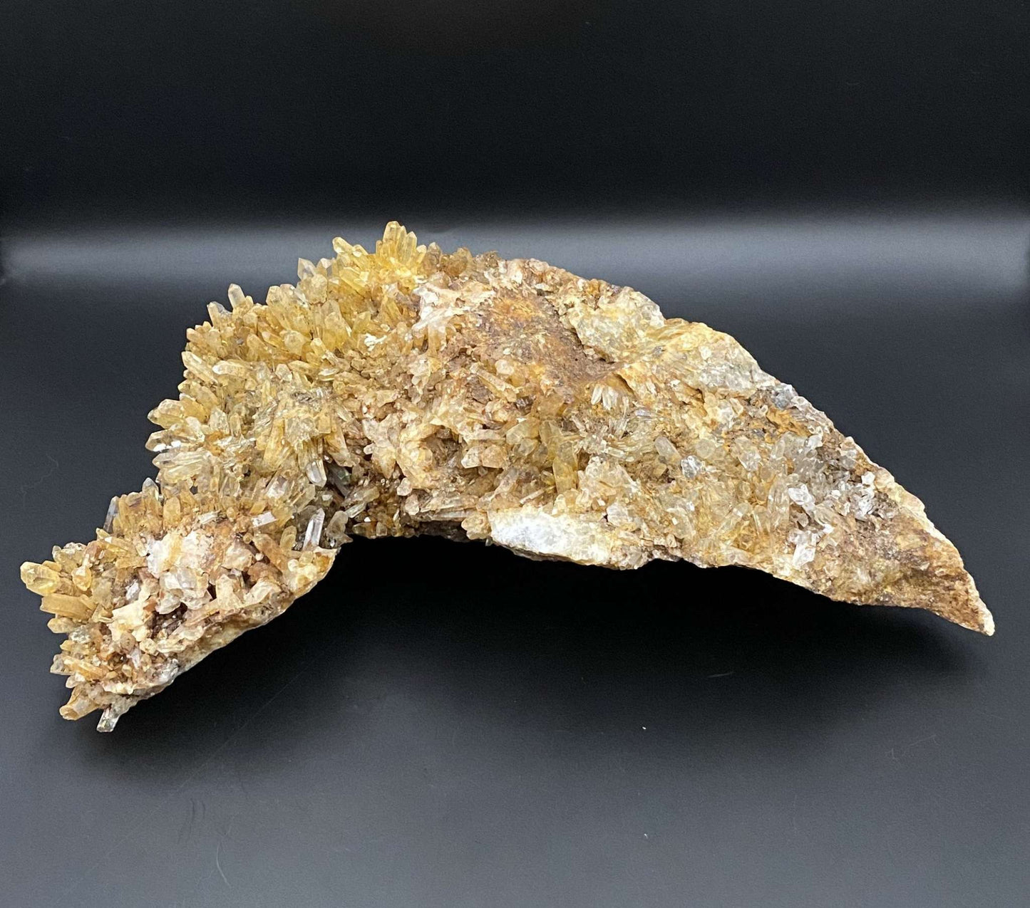 Cluster din Citrin galben cu cristale semipretioase pe fundal negru