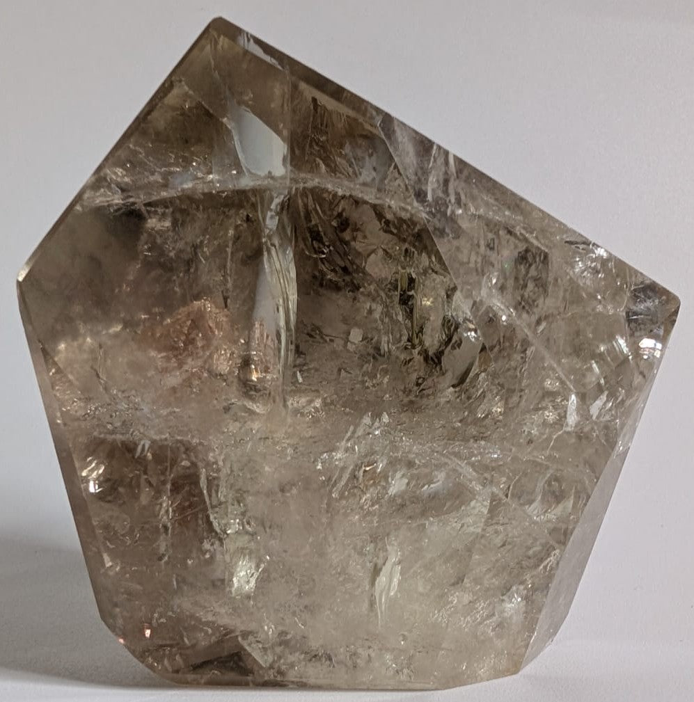 Forma poligonala din cristal de cuart crackle pe fundal alb