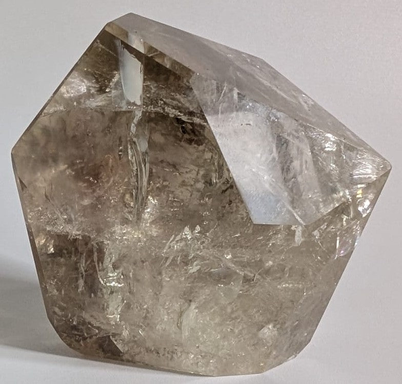 Forma poligonala de 7.2cm din piatra semipretioasa de cuart crackle pe fundal alb