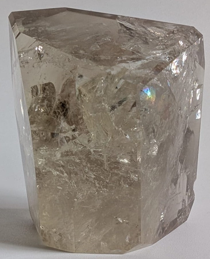 Forma poligonala de 7.2cm din cristal de cuart crackle pe fundal alb