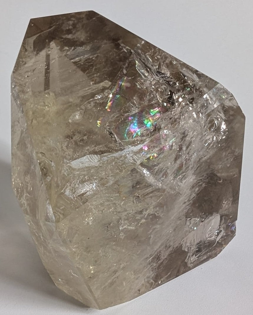 Forma poligonala unicat de 7.2cm din cristal de cuart crackle pe fundal alb