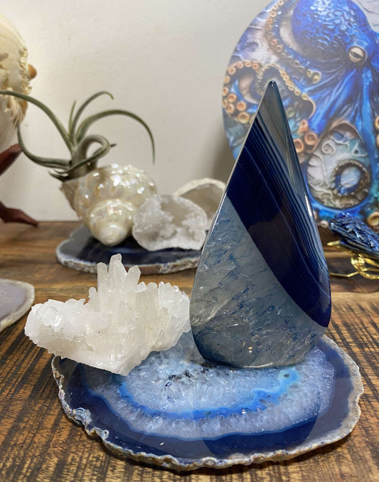 Set decor cu sculptura Agat Albastru si cluster Cuart Crizantema pe felie albastra de agat