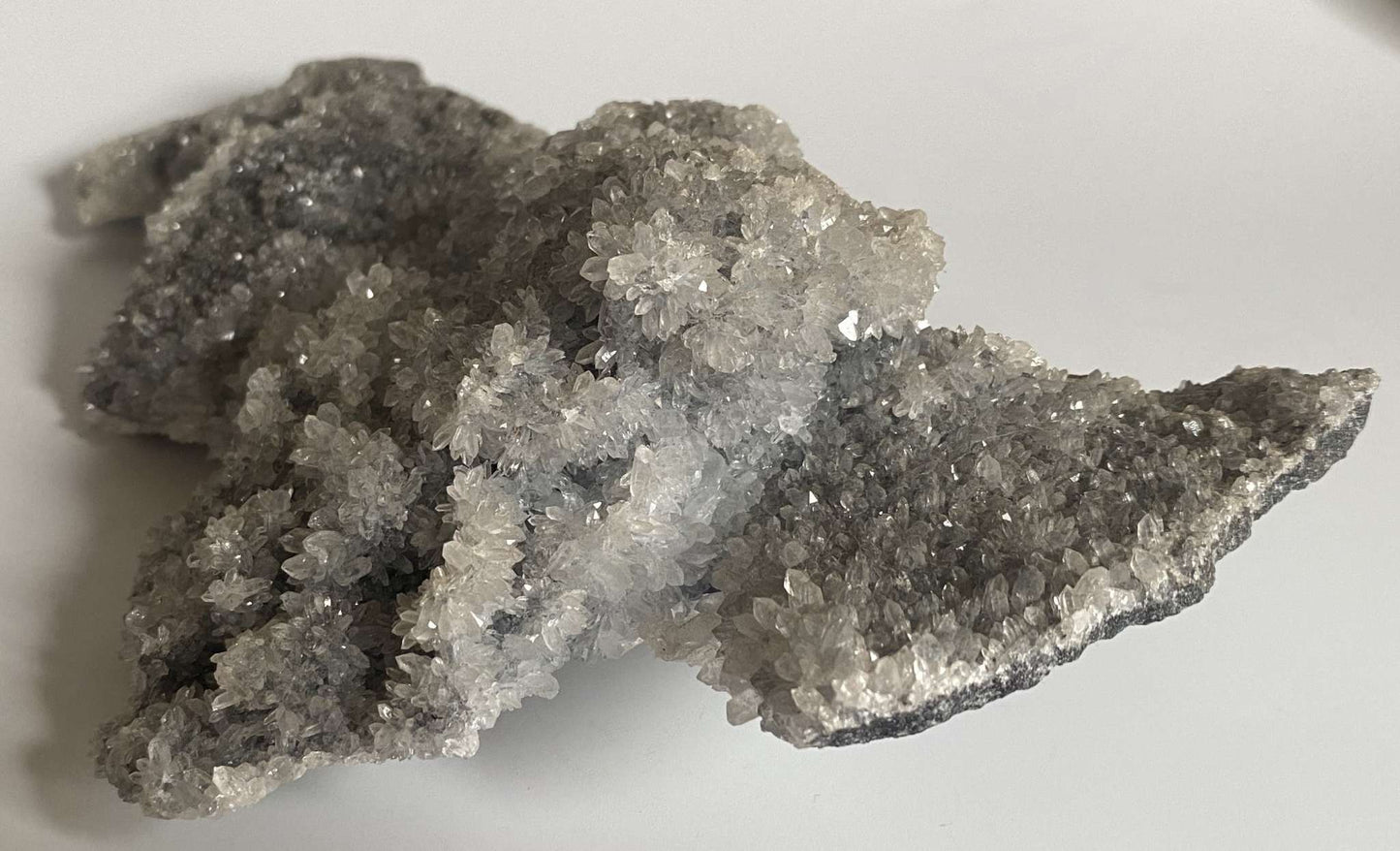 Cluster din Cuart Crizantema natural, 20 cm, piatra semipretioasa cu cristale albe si gri