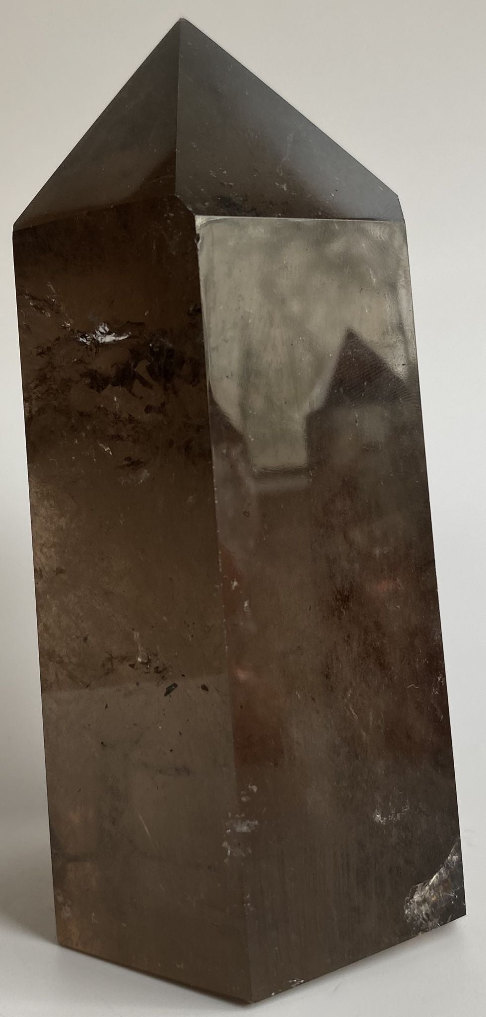 Obelisc din cristal de cuart fumuriu pe fundal alb