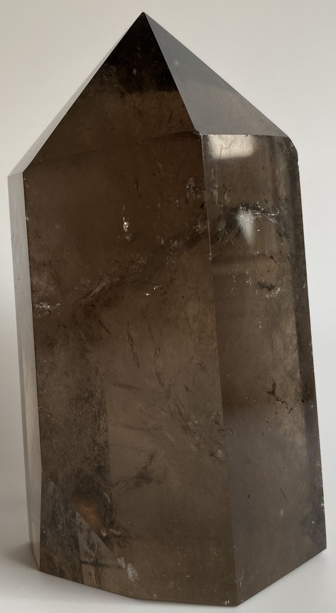 Obelisc de 12.2cm din piatra semipretioasa de cuart fumuriu pe fundal alb
