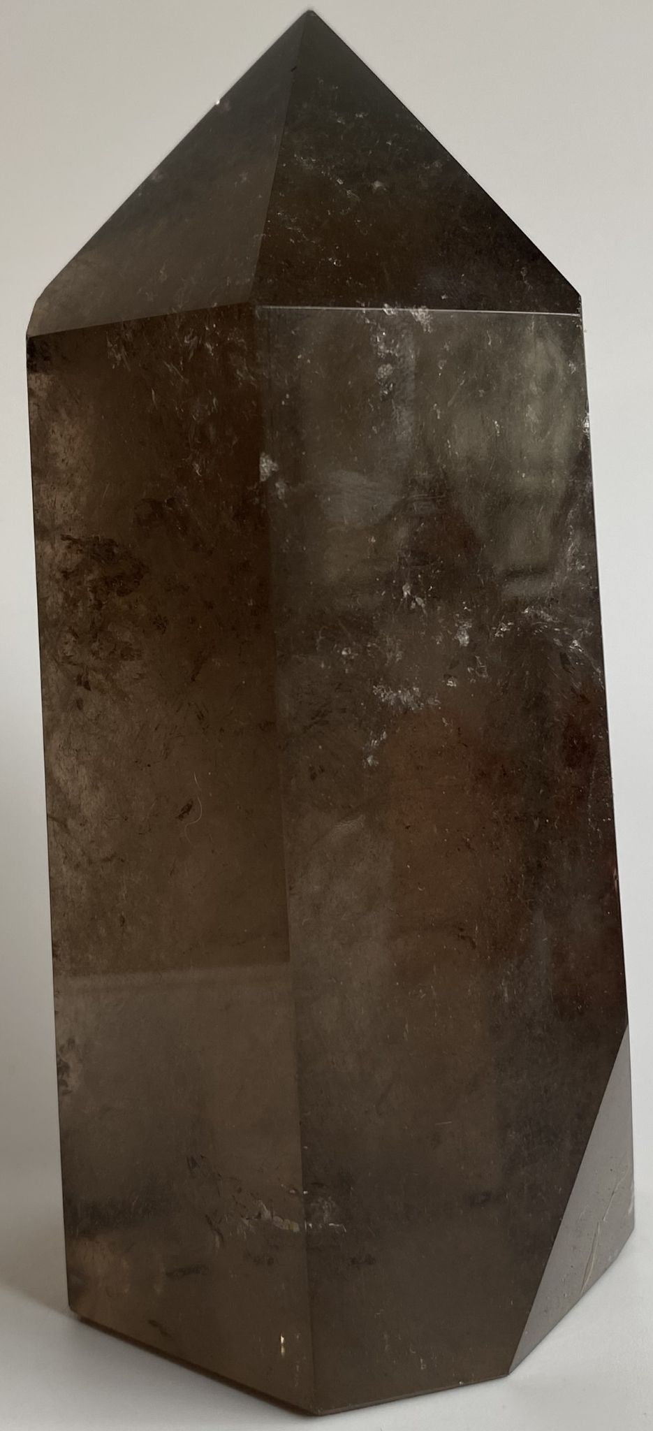 Obelisc de 12.2cm din cristal de cuart fumuriu pe fundal alb