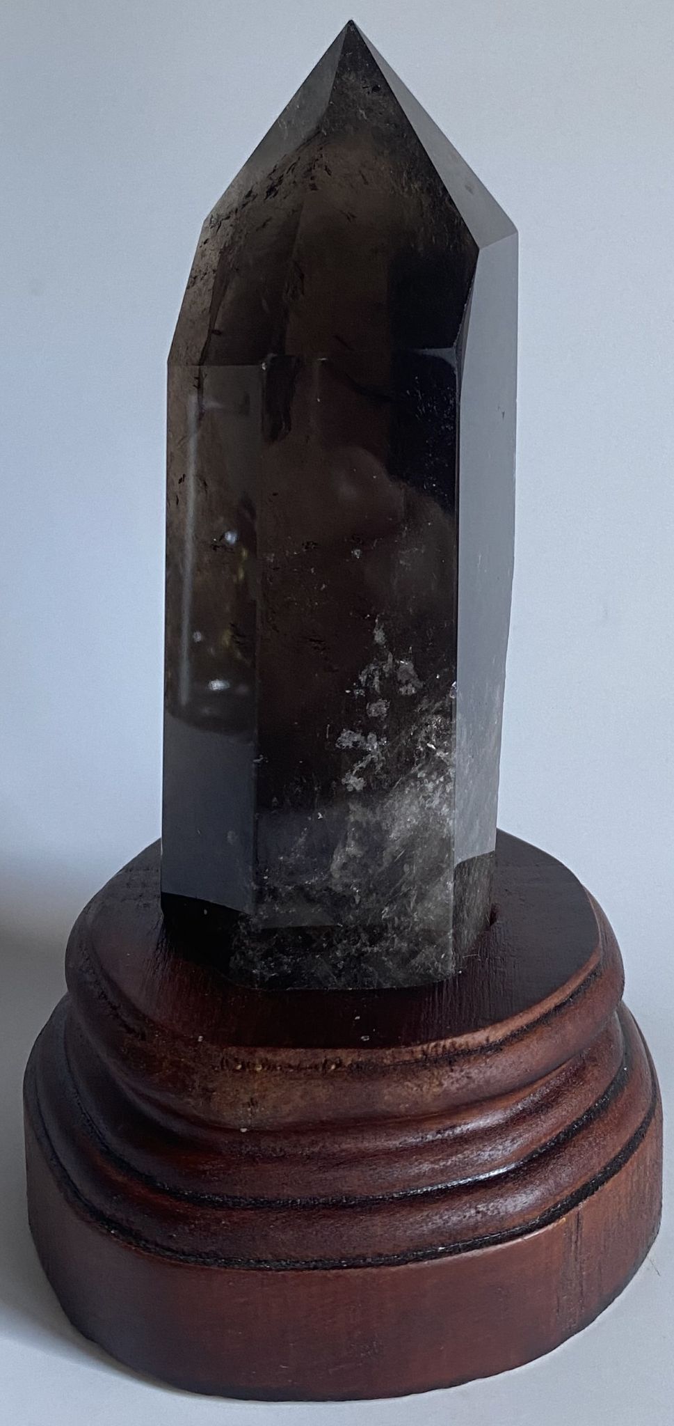 Obelisc de 16cm din cristal de cuart fumuriu pe suport din lemn cu fundal alb