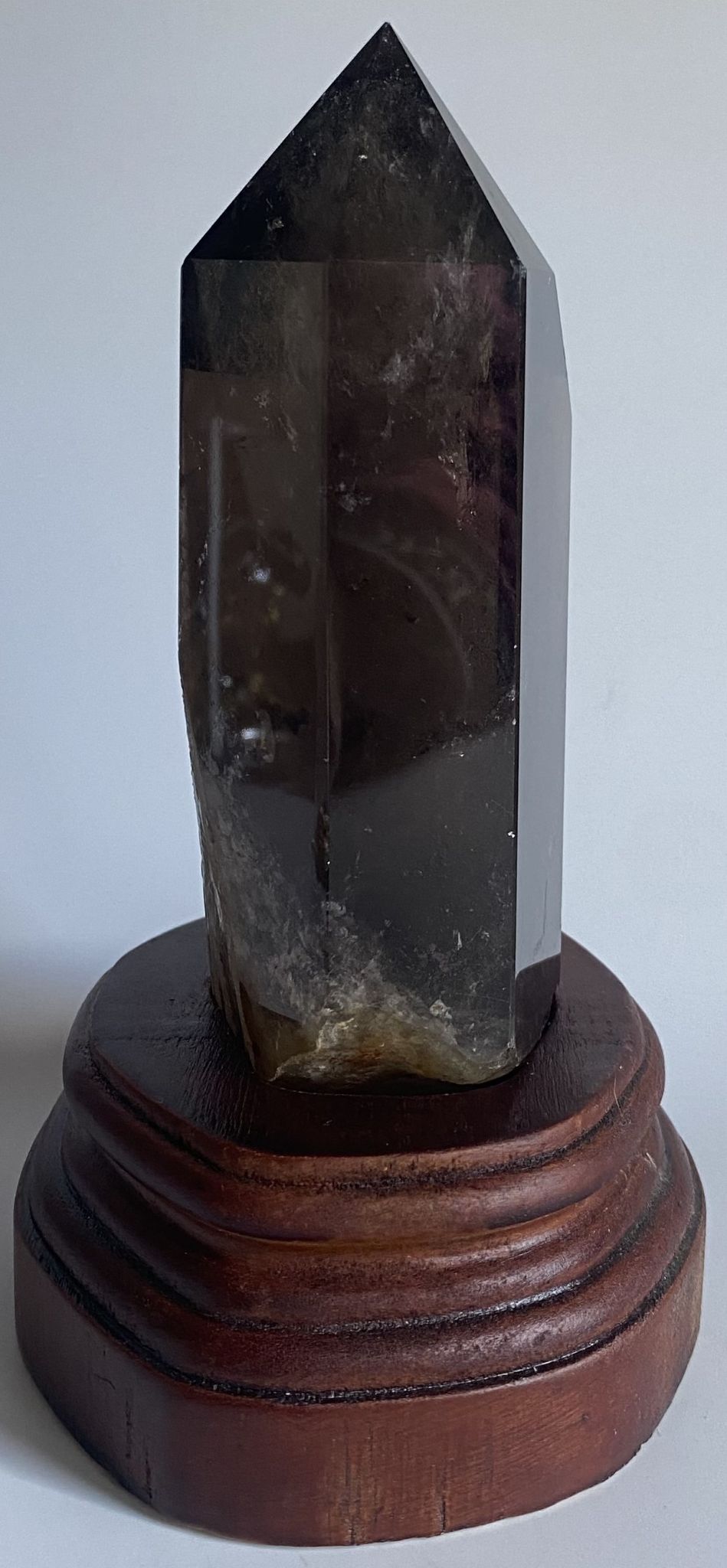 Obelisc pentru meditatie de 16cm din piatra semipretioasa de cuart fumuriu pe suport din lemn cu fundal alb