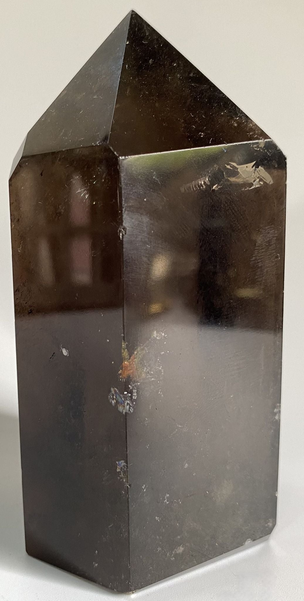 Obelisc din cristal de cuart fumuriu pe fundal alb