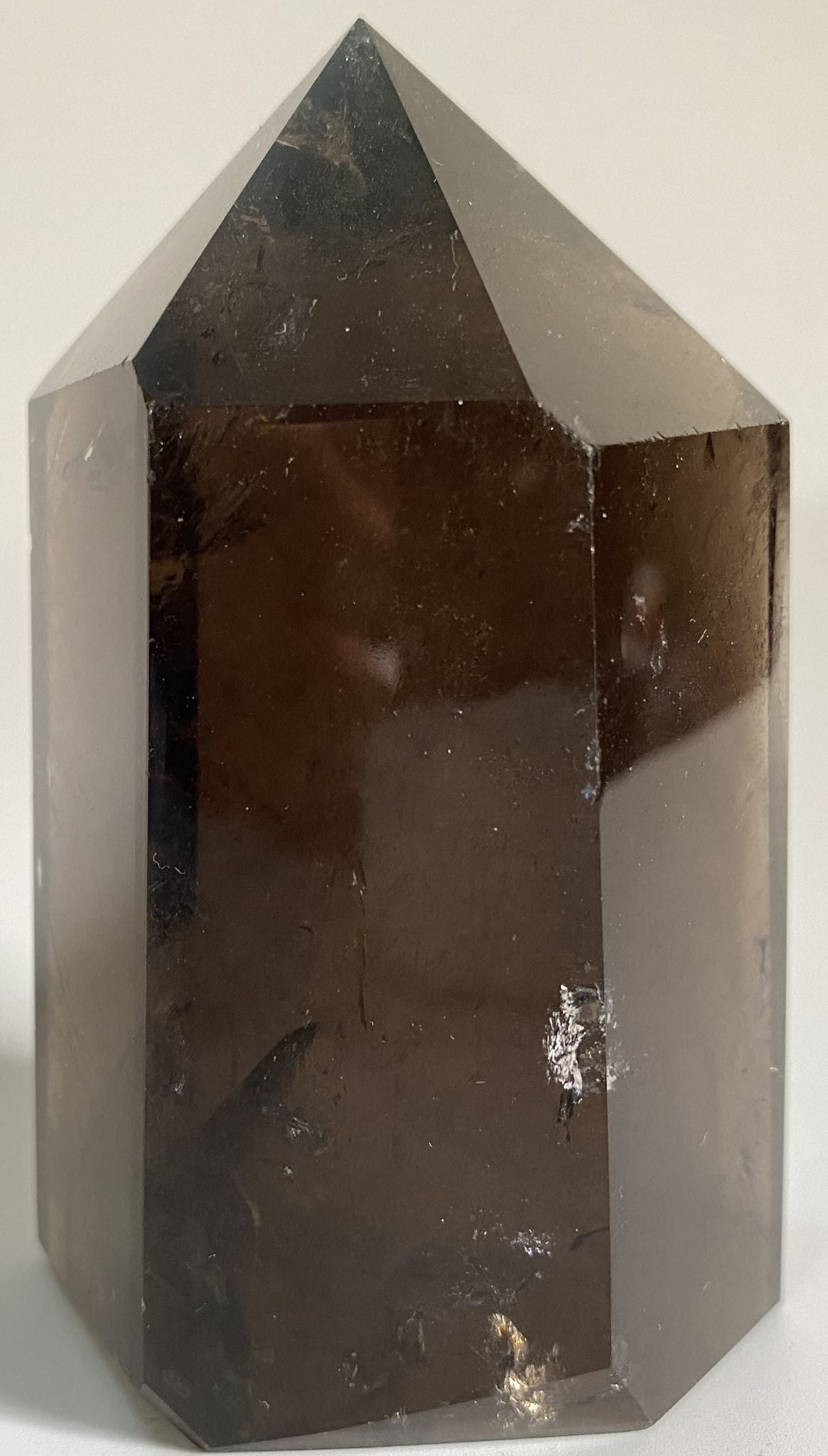 Obelisc de 10.1cm din piatra semipretioasa de cuart fumuriu pe fundal alb