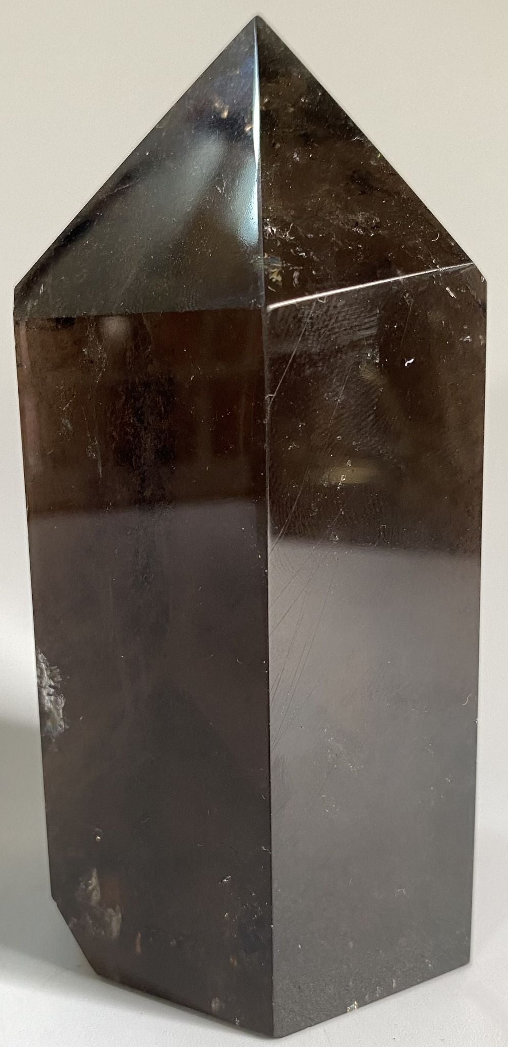 Obelisc de 10.1cm din cristal de cuart fumuriu pe fundal alb