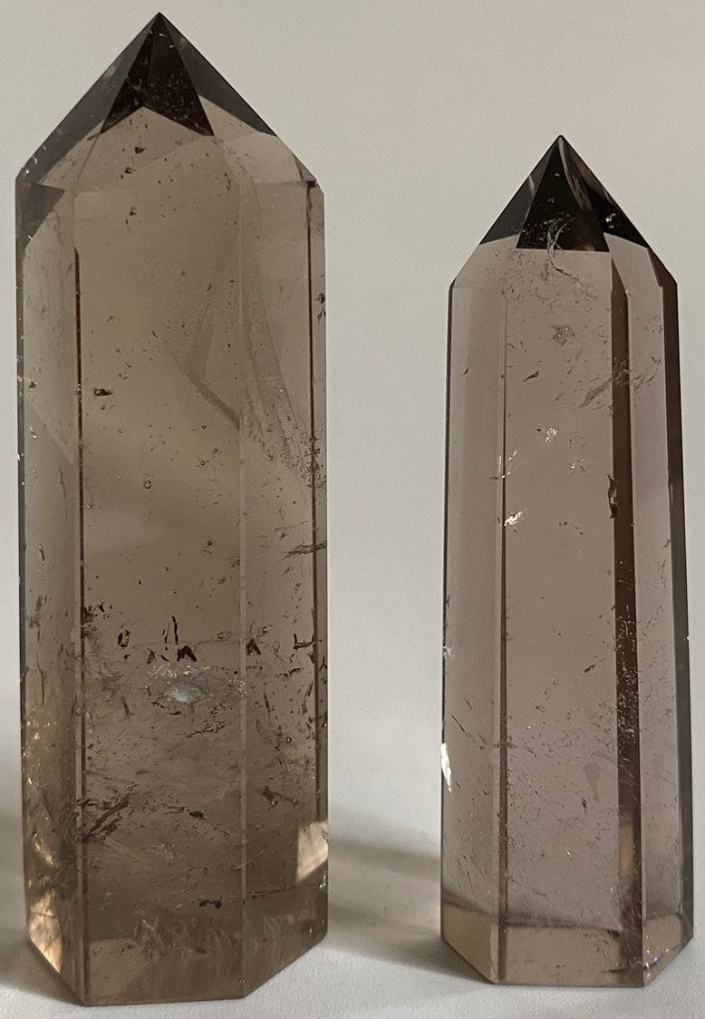 Obeliscuri din cristal de cuart fumuriu pe fundal alb