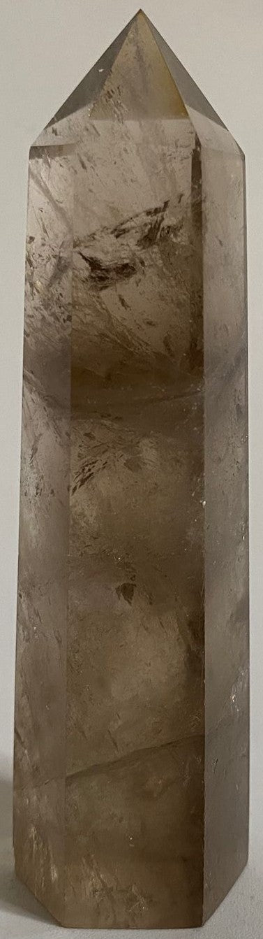 Obelisc din cristal de cuart fumuriu pe fundal alb