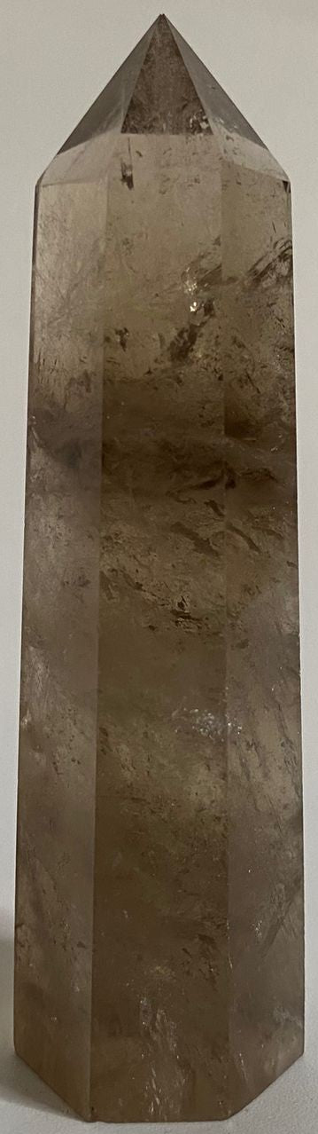 Obelisc de 9.1cm din cristal de cuart fumuriu pe fundal alb