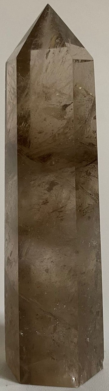Obelisc de 9.1cm pentru chakra radacina din piatra semipretioasa de cuart fumuriu pe fundal alb