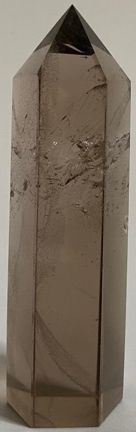 Obelisc din cristal de cuart fumuriu pe fundal alb