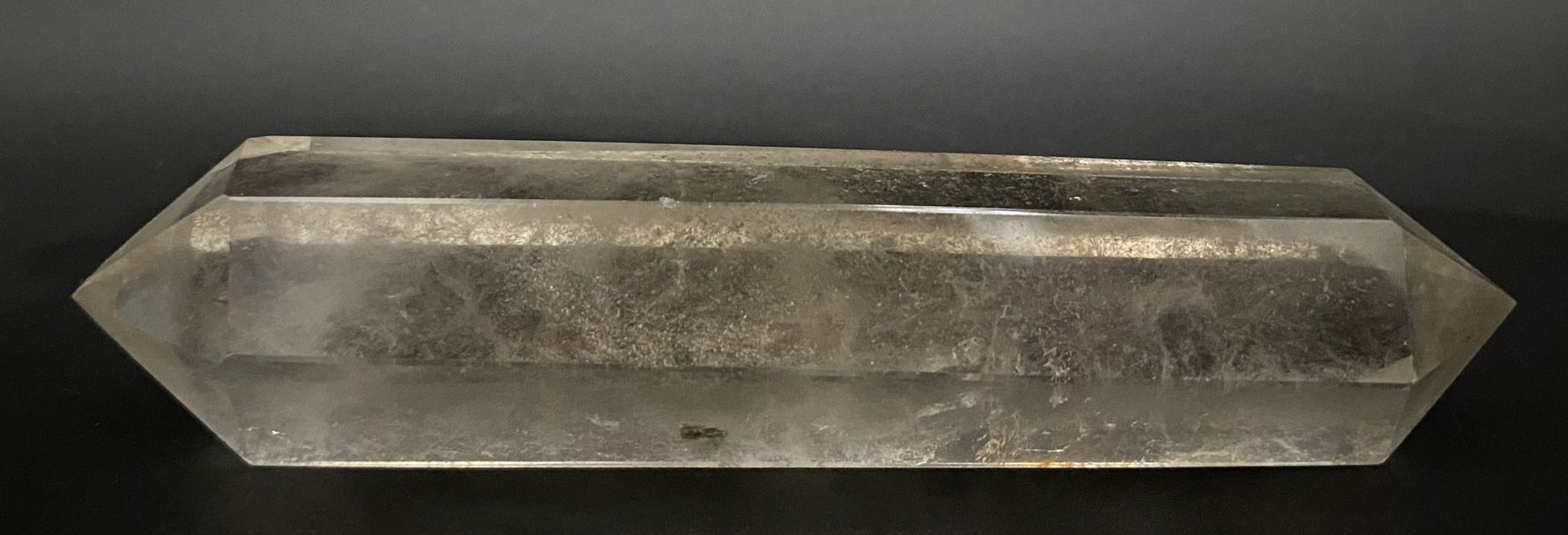 Obelisc cu varf dublu din cristal vindecator de cuart fumuriu pe fundal negru