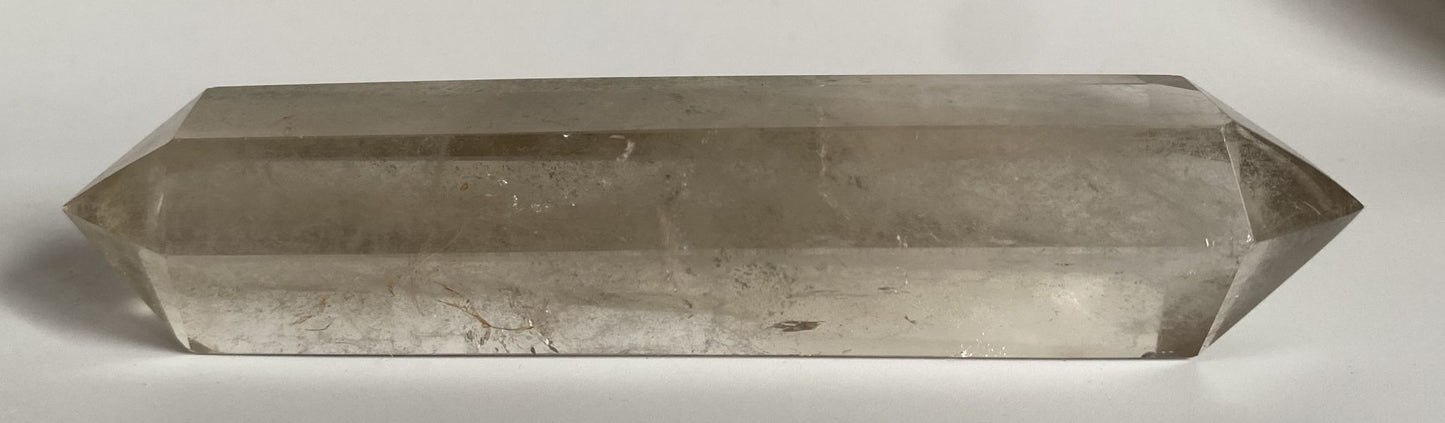 Obelisc cu varf dublu din cristal de cuart fumuriu pentru cristaloterapie pe fundal alb