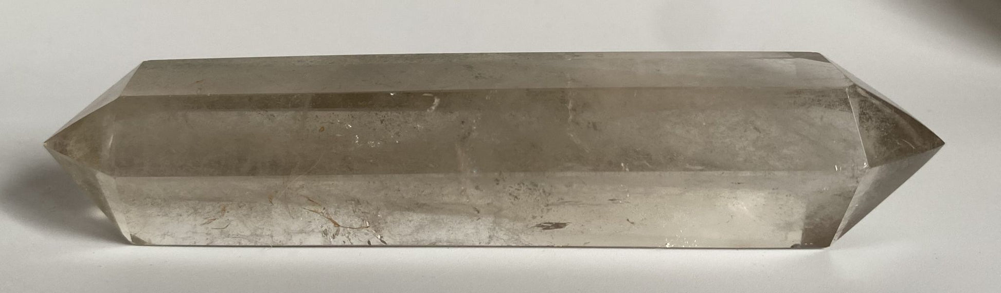 Obelisc cu varf dublu din cristal de cuart fumuriu pentru cristaloterapie pe fundal alb