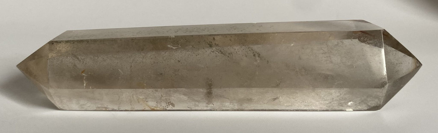 Obelisc cu varf dublu din cristal de cuart fumuriu pe fundal alb