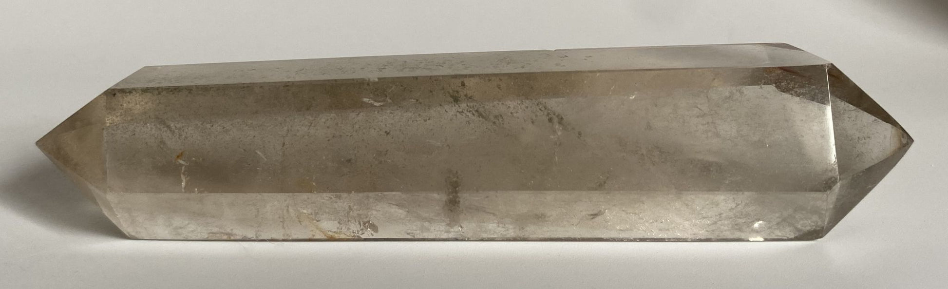 Obelisc cu varf dublu din cristal de cuart fumuriu pe fundal alb