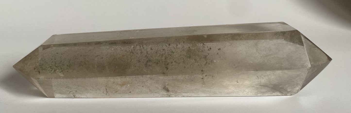 Obelisc cu varf dublu din cristal pentru vindecare de cuart fumuriu pe fundal alb