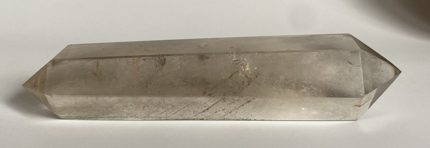Obelisc cu varf dublu din cristal vindecator de cuart fumuriu pe fundal alb