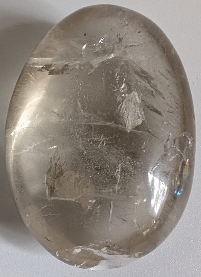 Palm Stone din piatra semipretioasa de cuart fumuriu pe fundal alb