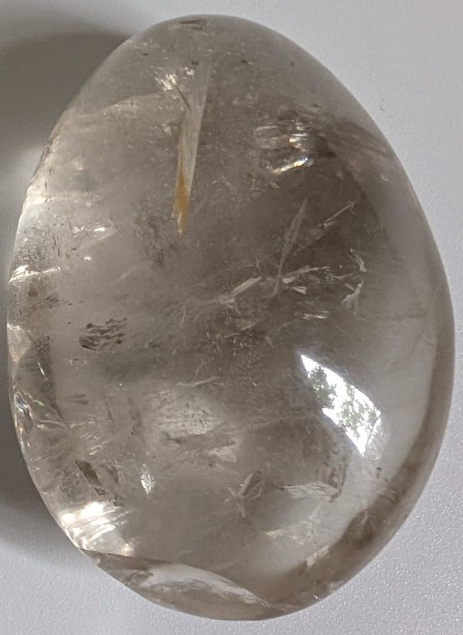 Palm Stone din cristal de cuart fumuriu pe fundal alb