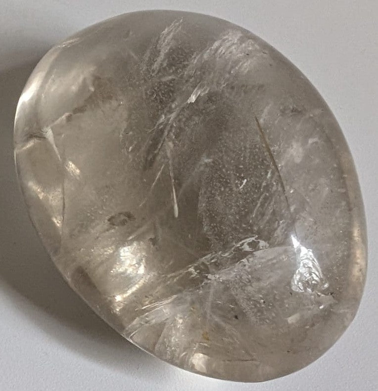 Palm Stone de 6.3cm din piatra semipretioasa de cuart fumuriu pe fundal alb