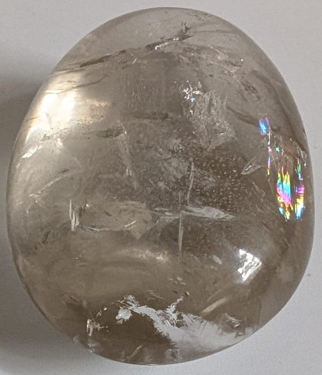 Palm Stone de 6.3cm din cristal de cuart fumuriu pe fundal alb