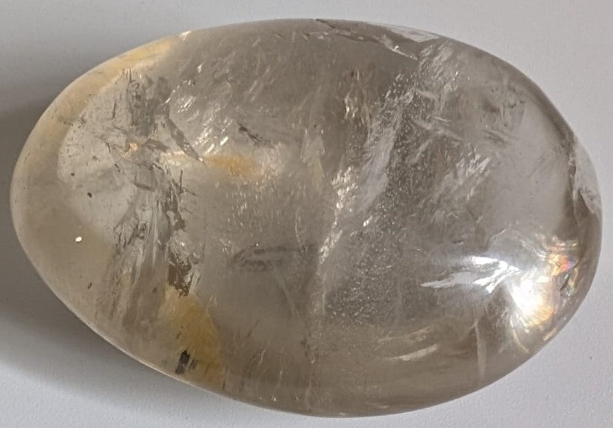 Palm Stone energetic de 6.3cm din piatra semipretioasa de cuart fumuriu pe fundal alb