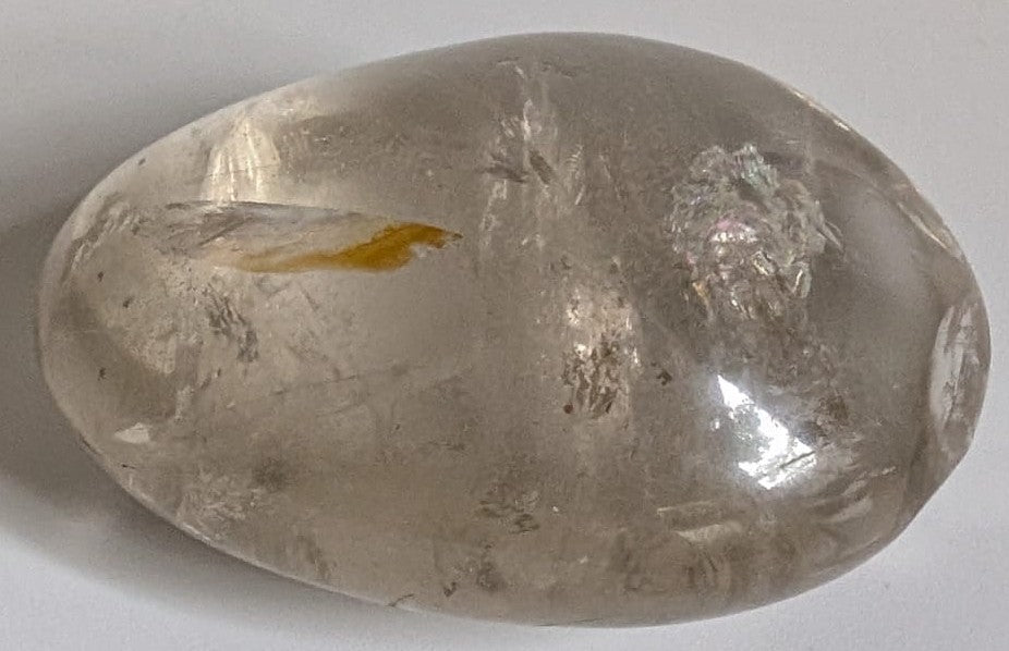 Palm Stone energetic de 6.3cm din cristal de cuart fumuriu pe fundal alb