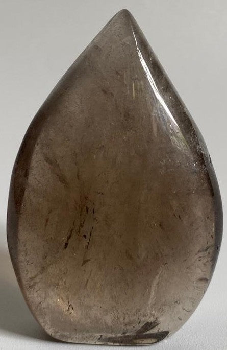 Sculptura din cristal de cuart fumuriu pe fundal alb