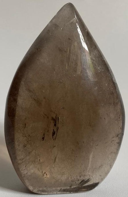 Sculptura de 6.2cm din piatra semipretioasa de cuart fumuriu pe fundal alb