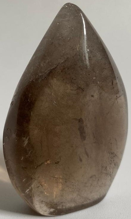 Sculptura de 6.2cm din cristal de cuart fumuriu pe fundal alb