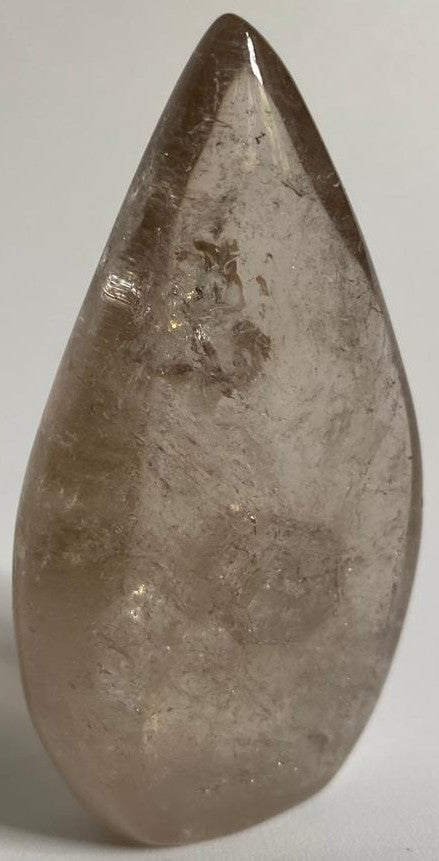 Sculptura din cristal de cuart fumuriu pe fundal alb