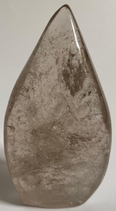 Sculptura de 6.4cm din piatra semipretioasa de cuart fumuriu pe fundal alb