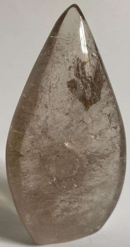 Sculptura de 6.4cm din cristal de cuart fumuriu pe fundal alb