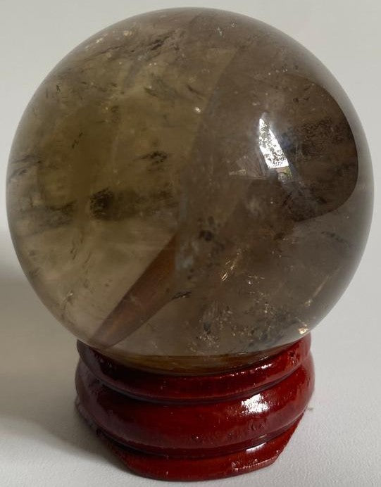 Sfera de 4.2cm din piatra semipretioasa de cuart fumuriu pe suport din lemn cu fundal alb