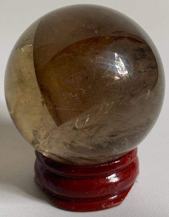 Sfera de 4.2cm din cristal de cuart fumuriu pe suport din lemn cu fundal alb