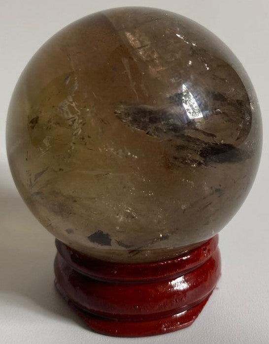 Sfera decorativa de 4.2cm din piatra semipretioasa de cuart fumuriu pe suport din lemn cu fundal alb