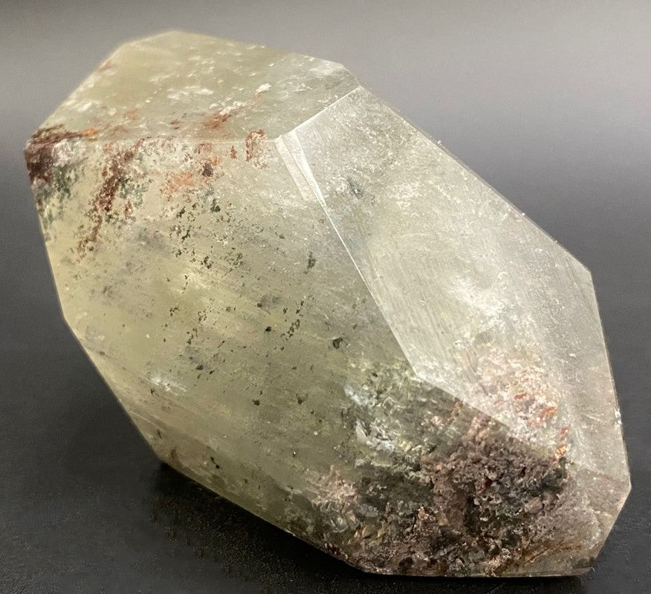 Forma poligonala din piatra semipretioasa de cuart garden pe fundal negru